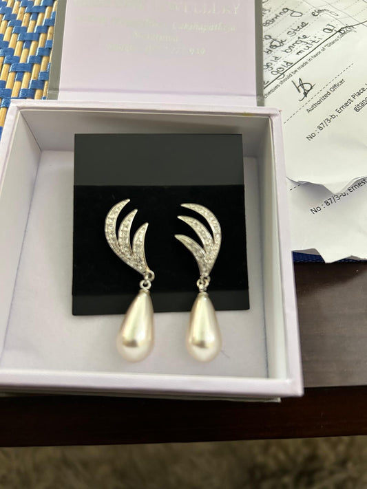 CJ19 Silver and pearl earrings